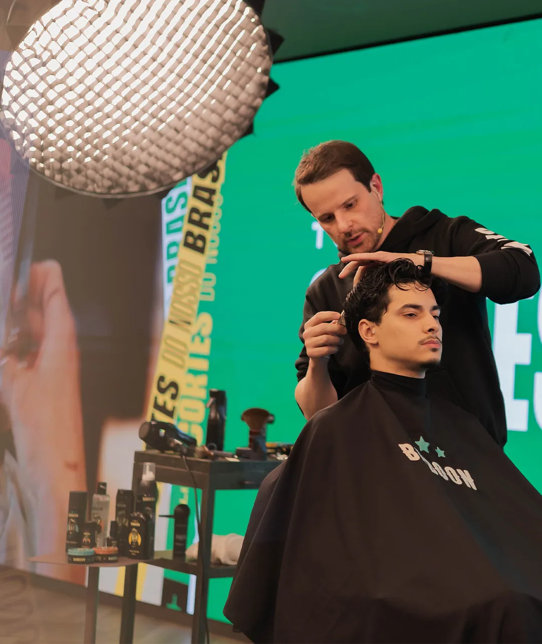 Seu Elias cortando cabelo ao vivo no palco da turnê Cortes do Nosso Brasil